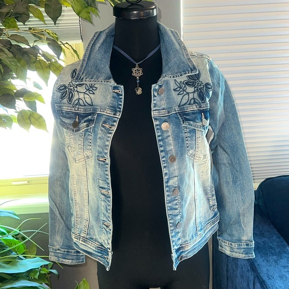 ❣️ OMG FLORAL EMBROIDERED DENIM JACKET - Picture 5 of 10